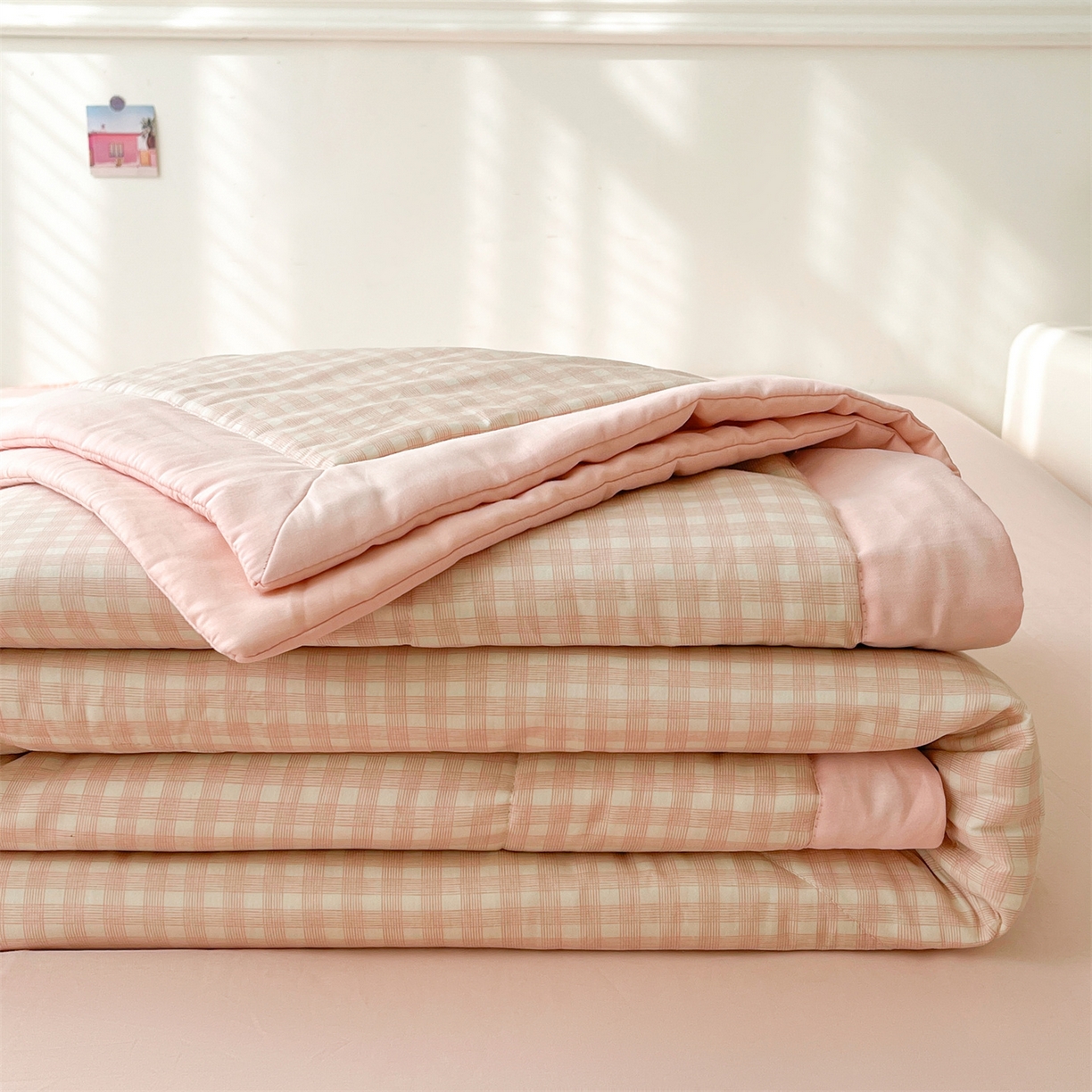 91家纺网 家纺一手货源 找家纺 仁凯家纺 2026新款A类里外全棉新疆棉花夏被四件套 被子被芯 粉雾格