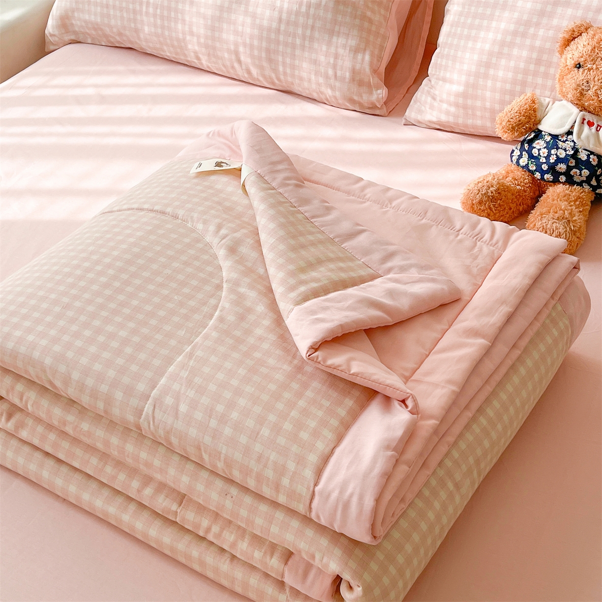 91家纺网 家纺一手货源 找家纺 仁凯家纺 2026新款A类里外全棉新疆棉花夏被四件套 被子被芯 粉雾格