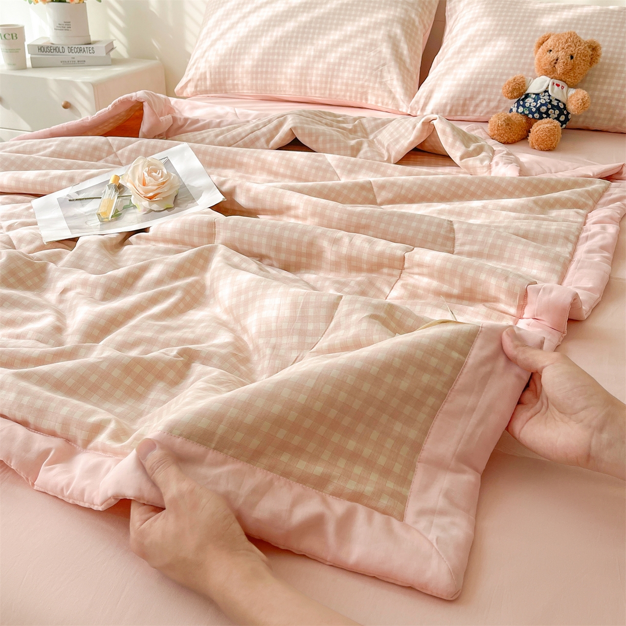 91家纺网 家纺一手货源 找家纺 仁凯家纺 2026新款A类里外全棉新疆棉花夏被四件套 被子被芯 粉雾格