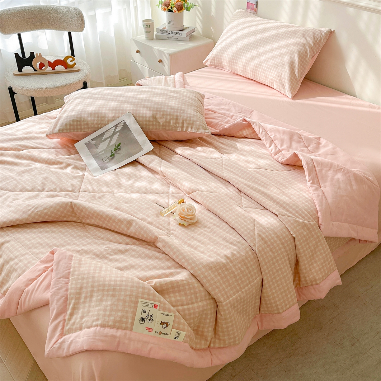 91家纺网 家纺一手货源 找家纺 仁凯家纺 2026新款A类里外全棉新疆棉花夏被四件套 被子被芯 粉雾格