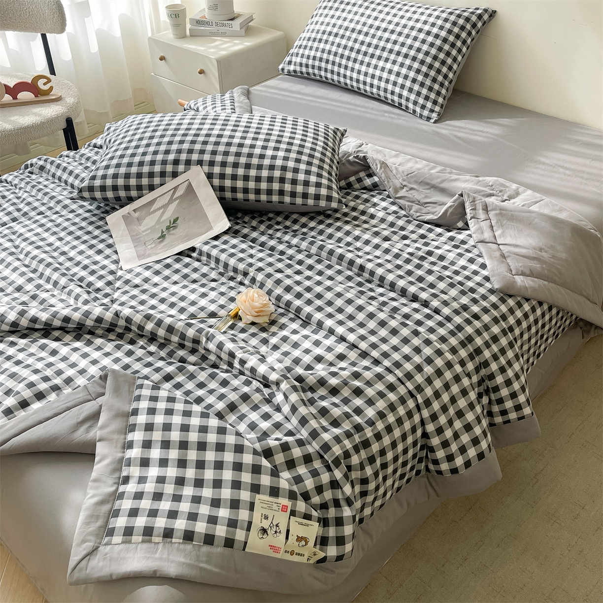 91家纺网 家纺一手货源 找家纺 仁凯家纺 2026新款A类里外全棉新疆棉花夏被四件套 被子被芯 灰序格