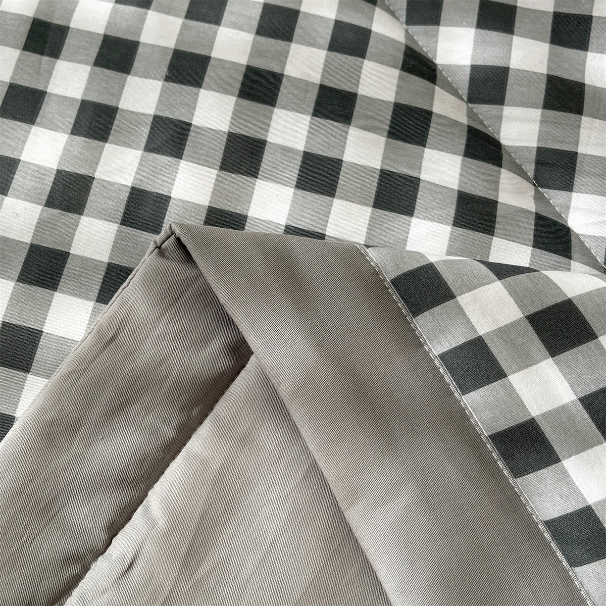 91家纺网 家纺一手货源 找家纺 仁凯家纺 2026新款A类里外全棉新疆棉花夏被四件套 被子被芯 灰序格