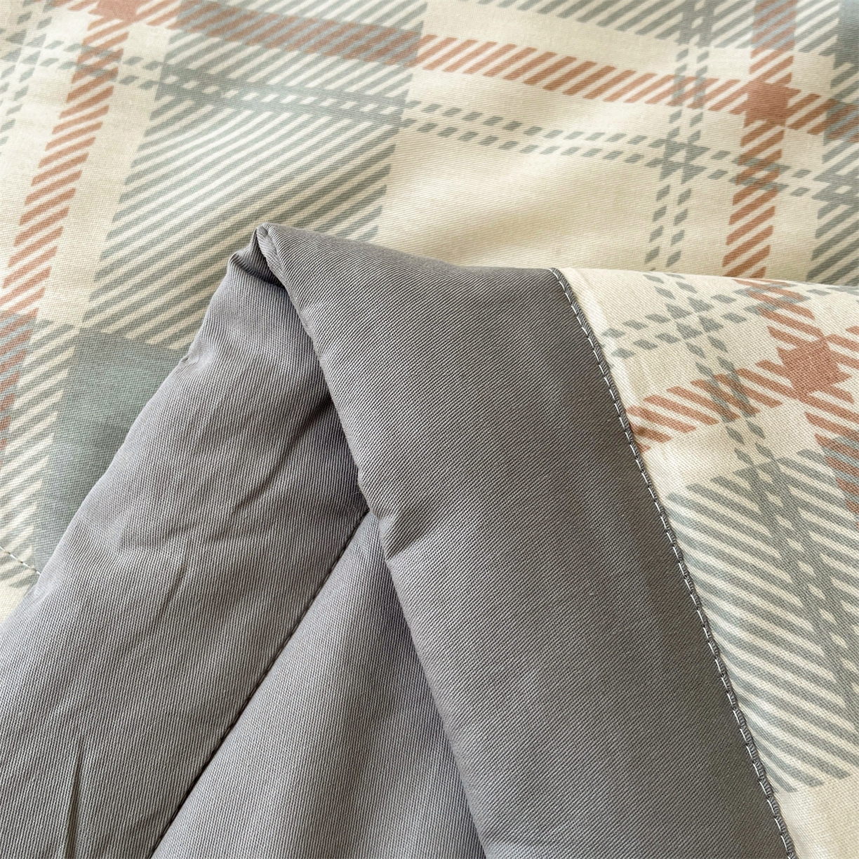 91家纺网 家纺一手货源 找家纺 仁凯家纺 2026新款A类里外全棉新疆棉花夏被四件套 被子被芯 简序-格纹