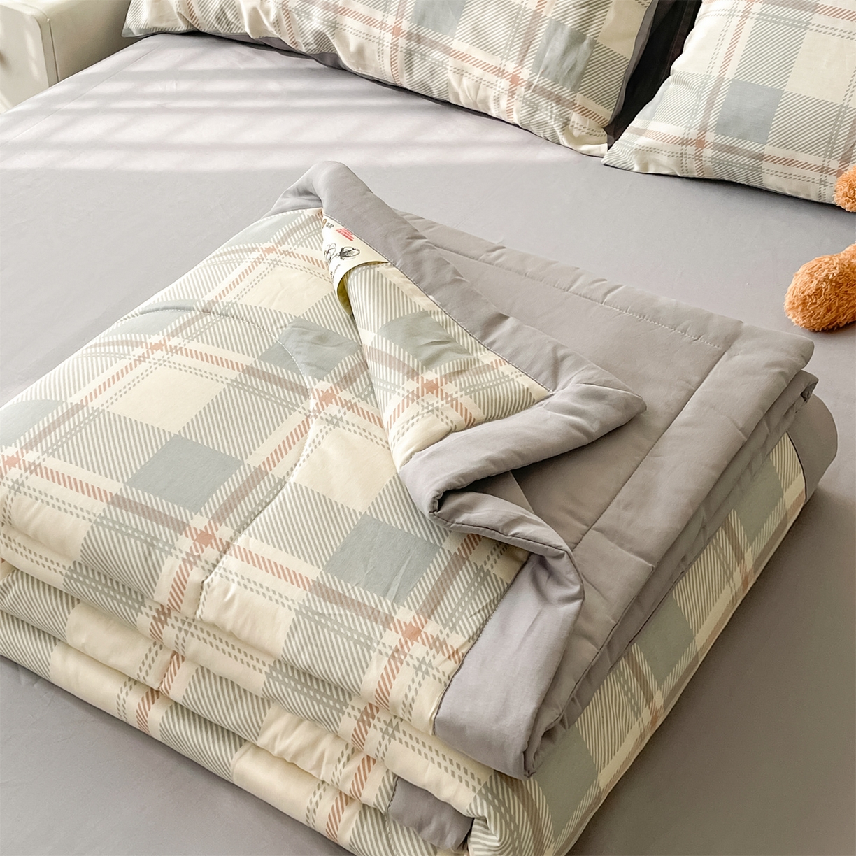 91家纺网 家纺一手货源 找家纺 仁凯家纺 2026新款A类里外全棉新疆棉花夏被四件套 被子被芯 简序-格纹