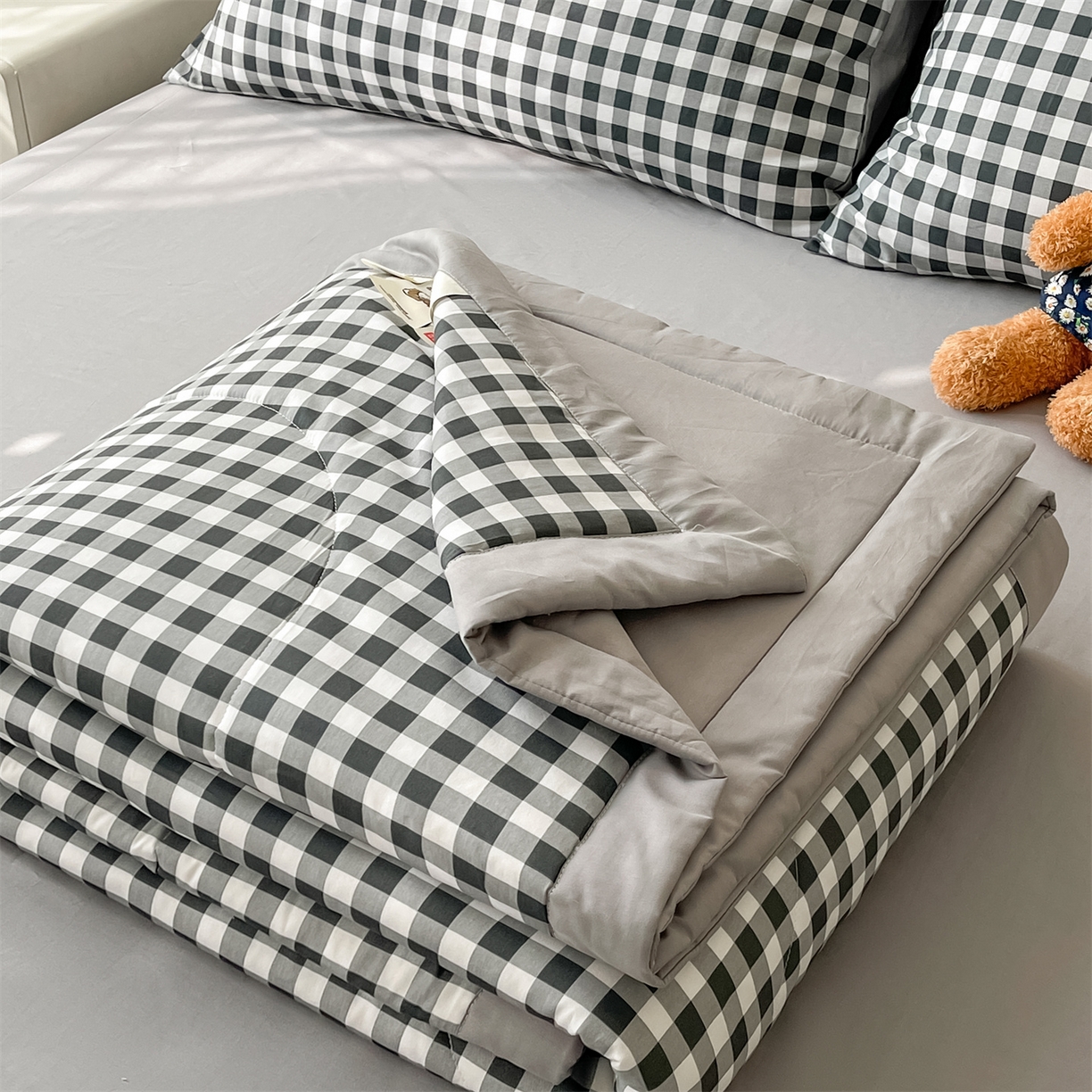 91家纺网 家纺一手货源 找家纺 仁凯家纺 2026新款A类里外全棉新疆棉花夏被四件套 被子被芯 灰序格