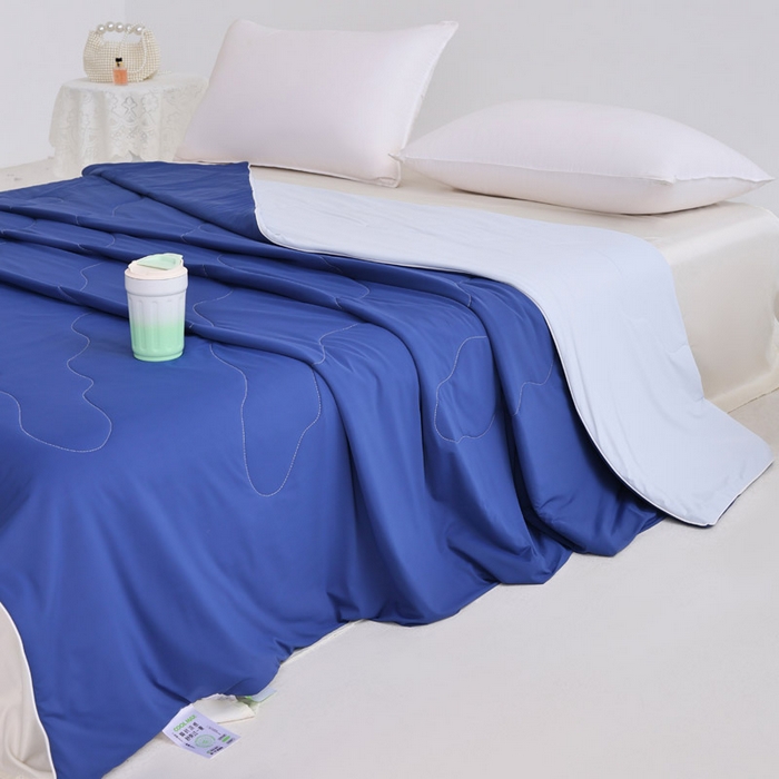 91家纺网 家纺一手货源 找家纺 憨豆家纺 2026春夏新款凉感丝A类锦氨（170克）55大豆抗菌夏被夏凉被空调被（配礼盒） 藏青+雾凇蓝