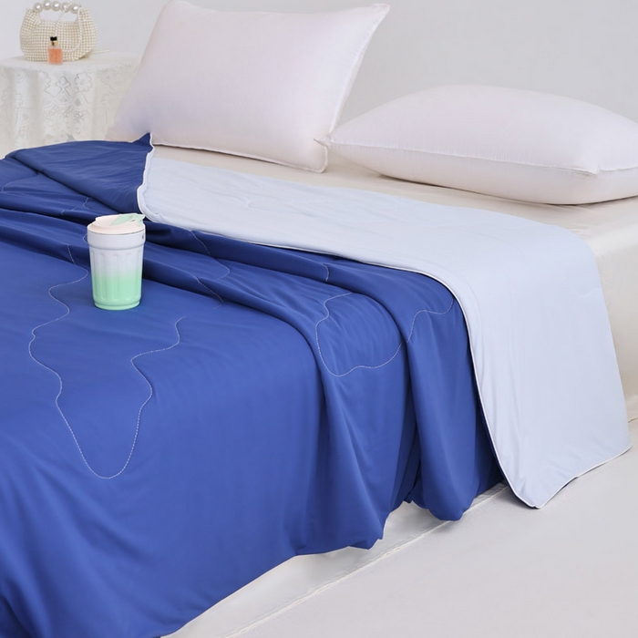 91家纺网 家纺一手货源 找家纺 憨豆家纺 2026春夏新款凉感丝A类锦氨（170克）55大豆抗菌夏被夏凉被空调被（配礼盒） 藏青+雾凇蓝