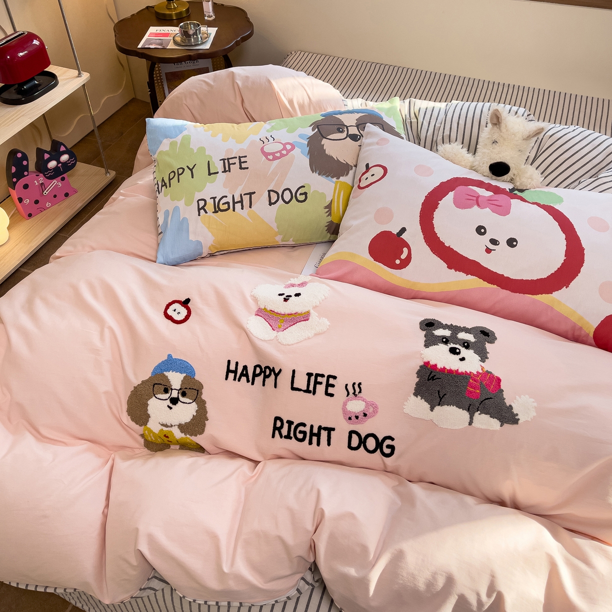 91家纺网 家纺一手货源 找家纺 （总）炫拼家纺 2026新款A类全棉40支水洗棉卡通毛巾绣+枕套大版数码印花纯棉四件套-可萌系列