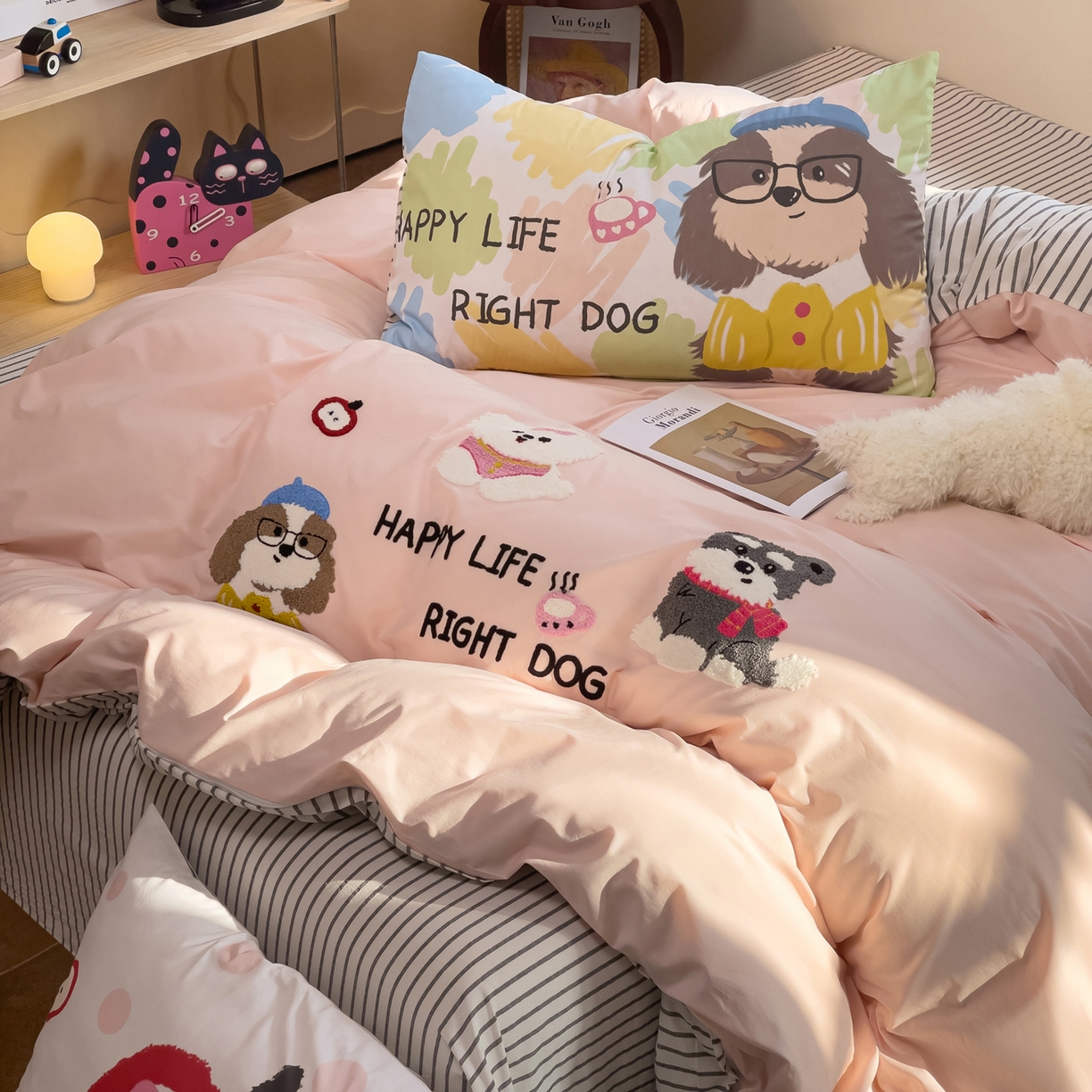 91家纺网 家纺一手货源 找家纺 炫拼家纺 2026新款A类全棉40支水洗棉卡通毛巾绣+枕套大版数码印花纯棉四件套-可萌系列 可萌-泡泡狗