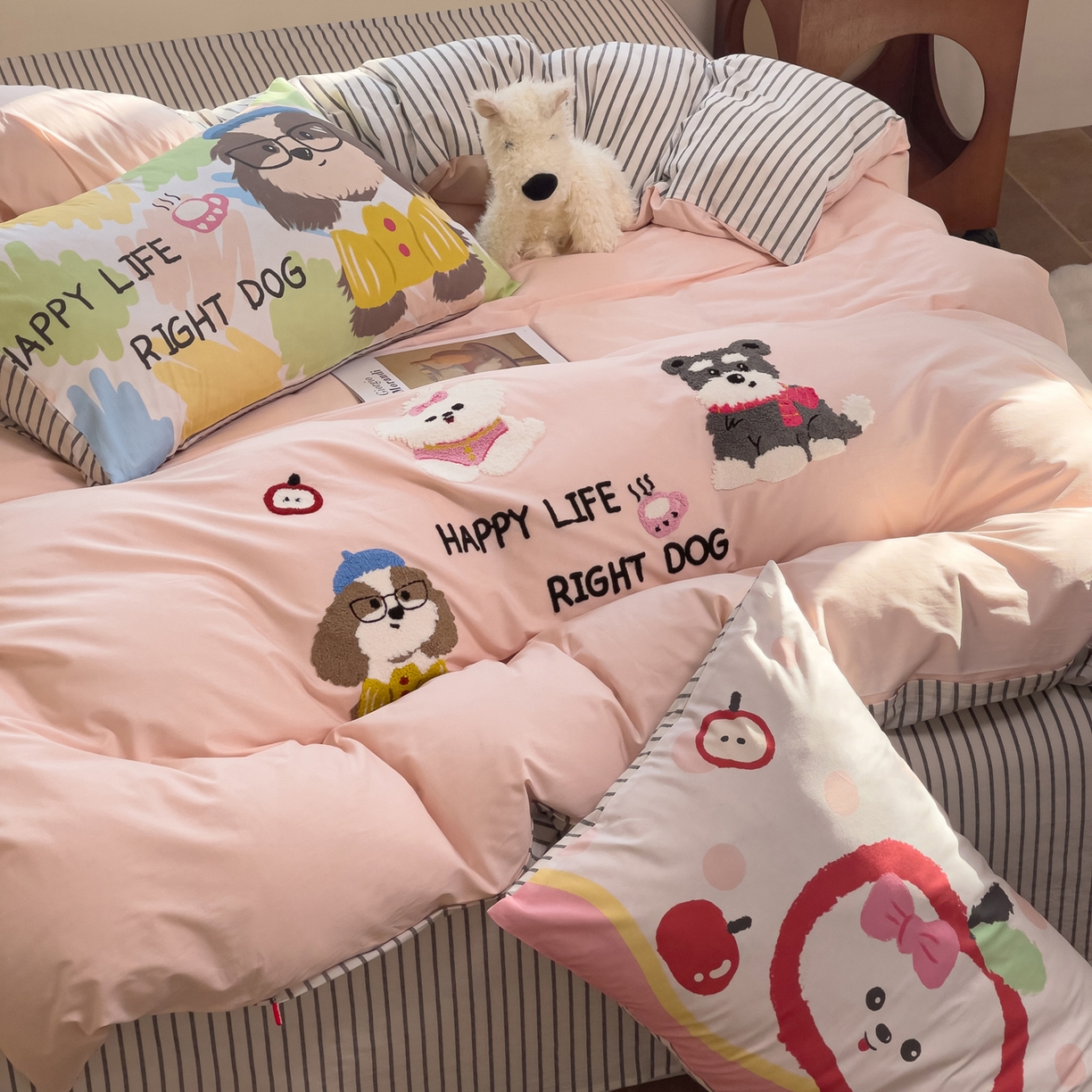 91家纺网 家纺一手货源 找家纺 炫拼家纺 2026新款A类全棉40支水洗棉卡通毛巾绣+枕套大版数码印花纯棉四件套-可萌系列 可萌-泡泡狗