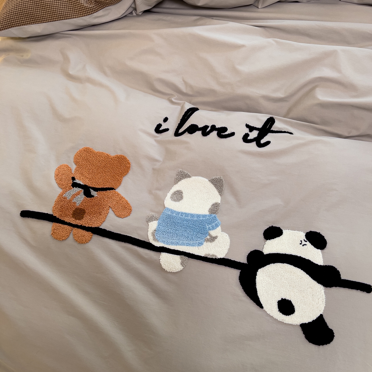 91家纺网 家纺一手货源 找家纺 炫拼家纺 2026新款A类全棉40支水洗棉卡通毛巾绣+枕套大版数码印花纯棉四件套-可萌系列 可萌-在一起