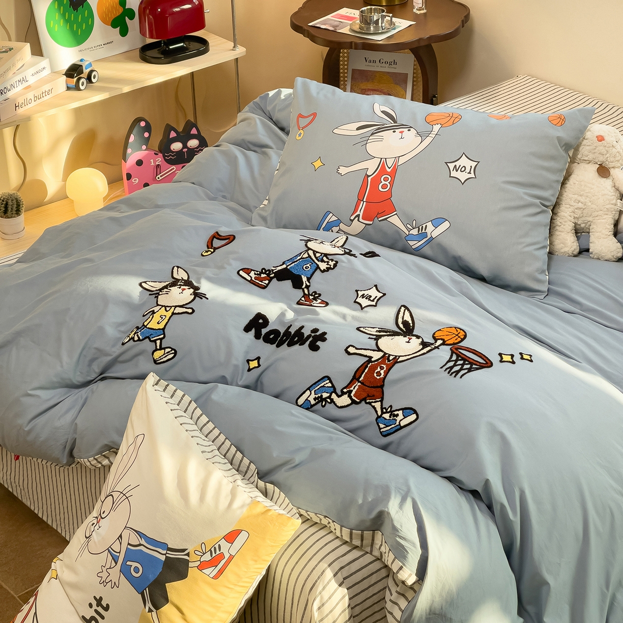 91家纺网 家纺一手货源 找家纺 炫拼家纺 2026新款A类全棉40支水洗棉卡通毛巾绣+枕套大版数码印花纯棉四件套-可萌系列 可萌-潮酷兔