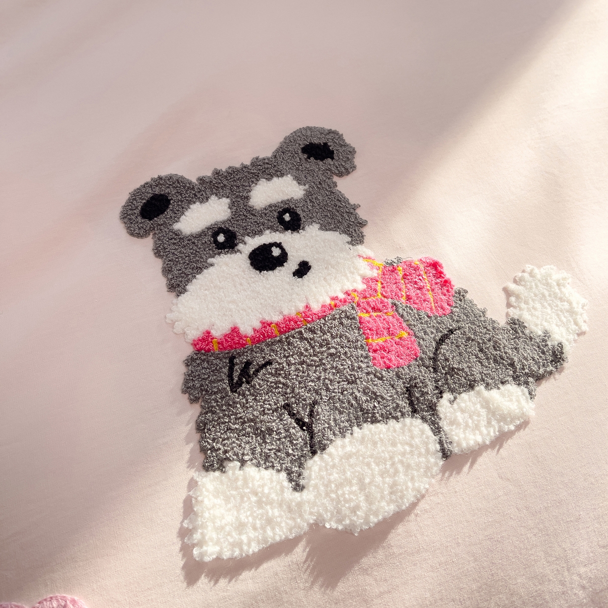 91家纺网 家纺一手货源 找家纺 炫拼家纺 2026新款A类全棉40支水洗棉卡通毛巾绣+枕套大版数码印花纯棉四件套-可萌系列 可萌-泡泡狗