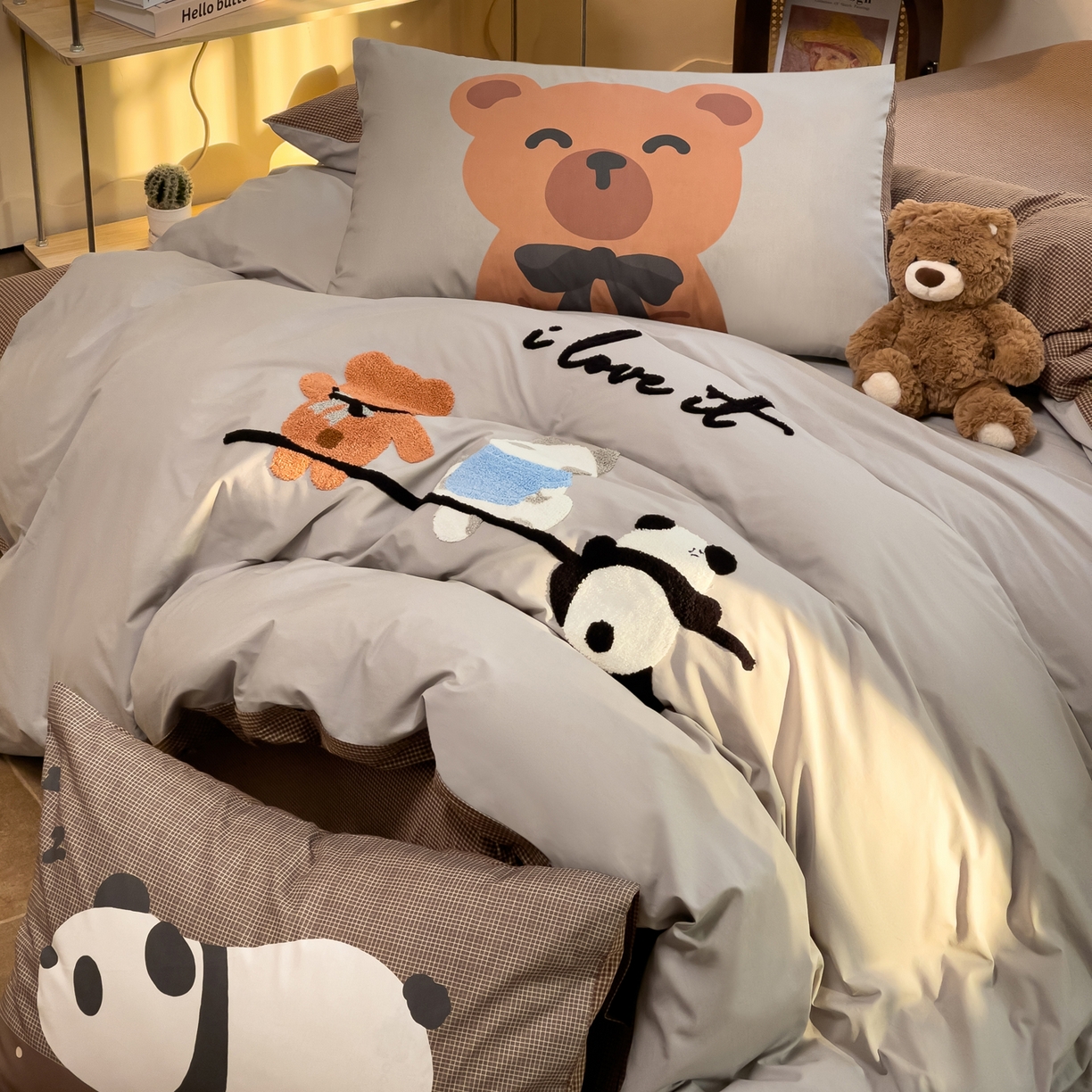 91家纺网 家纺一手货源 找家纺 炫拼家纺 2026新款A类全棉40支水洗棉卡通毛巾绣+枕套大版数码印花纯棉四件套-可萌系列 可萌-在一起