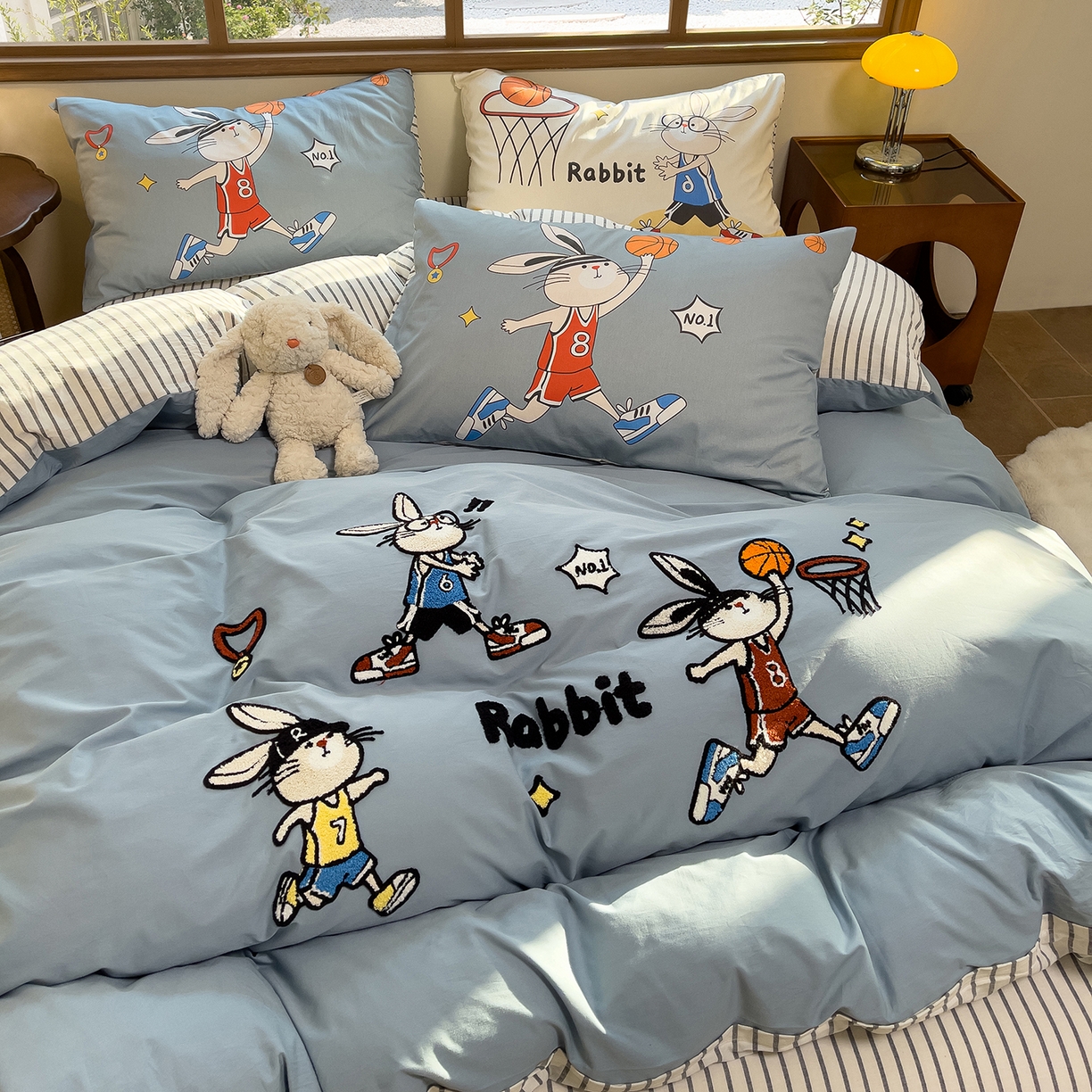 91家纺网 家纺一手货源 找家纺 炫拼家纺 2026新款A类全棉40支水洗棉卡通毛巾绣+枕套大版数码印花纯棉四件套-可萌系列 可萌-潮酷兔