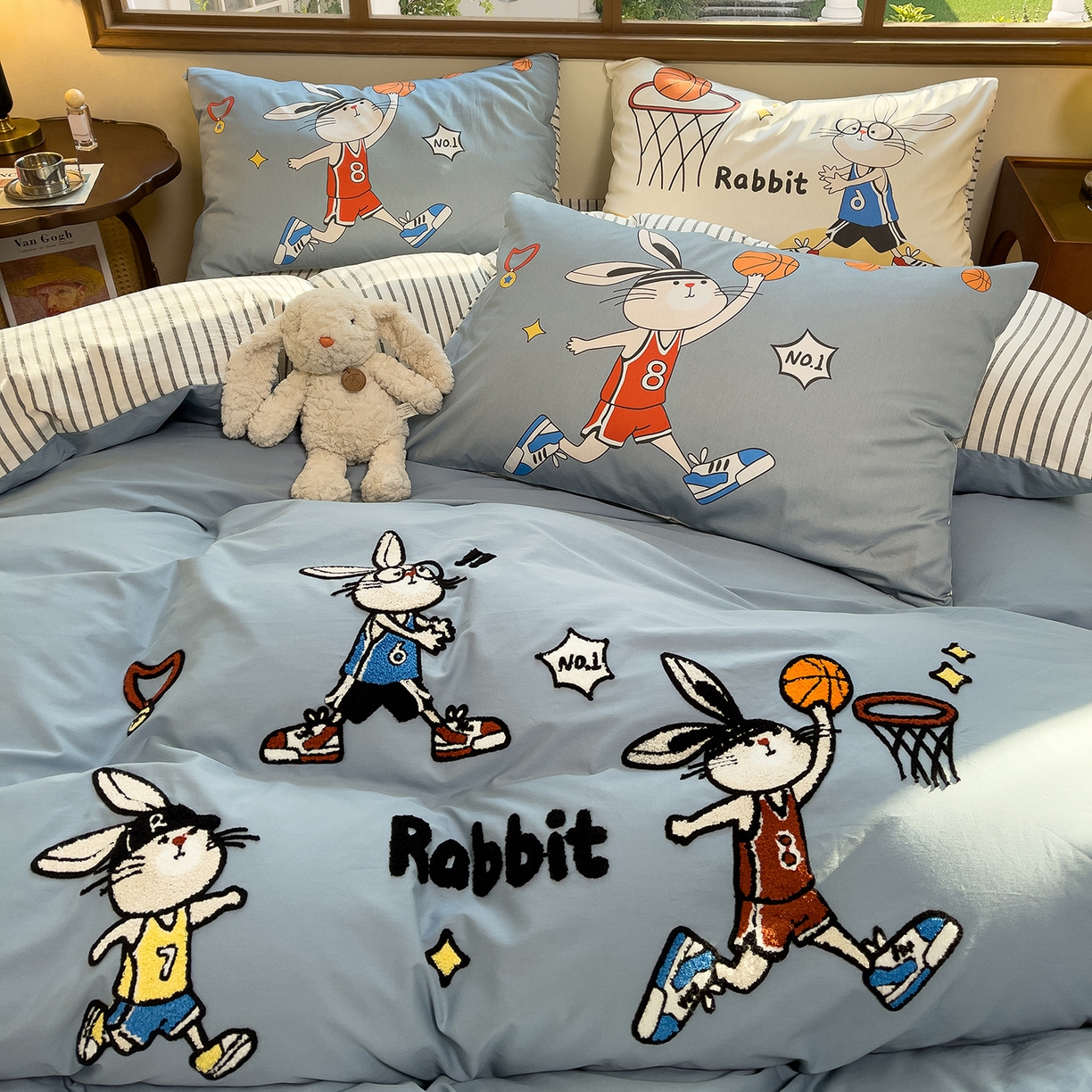 91家纺网 家纺一手货源 找家纺 炫拼家纺 2026新款A类全棉40支水洗棉卡通毛巾绣+枕套大版数码印花纯棉四件套-可萌系列 可萌-潮酷兔