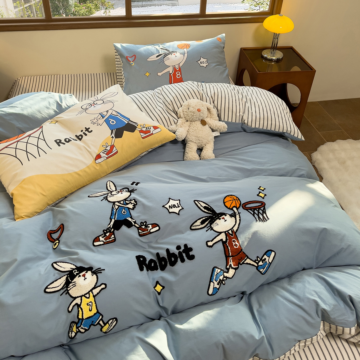 91家纺网 家纺一手货源 找家纺 炫拼家纺 2026新款A类全棉40支水洗棉卡通毛巾绣+枕套大版数码印花纯棉四件套-可萌系列 可萌-潮酷兔