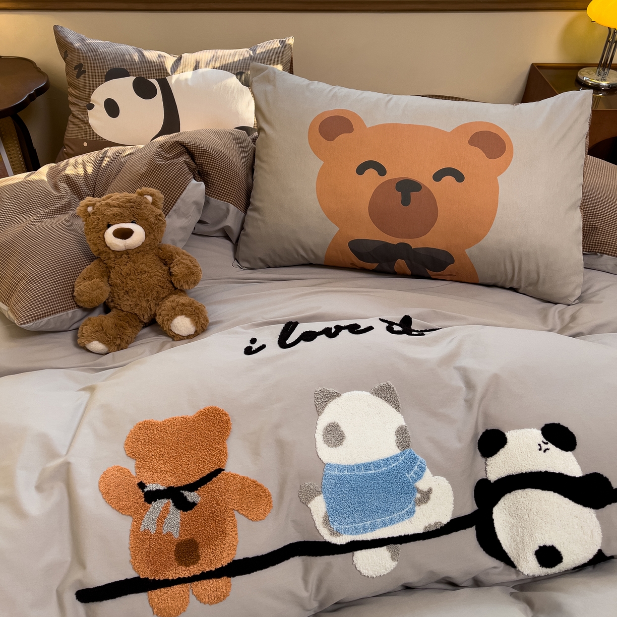 91家纺网 家纺一手货源 找家纺 炫拼家纺 2026新款A类全棉40支水洗棉卡通毛巾绣+枕套大版数码印花纯棉四件套-可萌系列 可萌-在一起