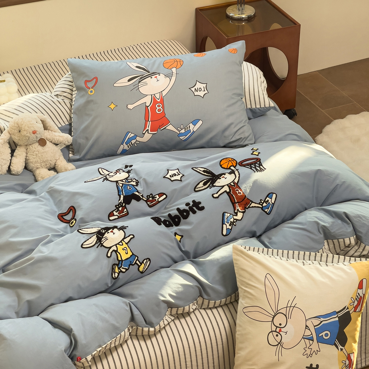 91家纺网 家纺一手货源 找家纺 炫拼家纺 2026新款A类全棉40支水洗棉卡通毛巾绣+枕套大版数码印花纯棉四件套-可萌系列 可萌-潮酷兔