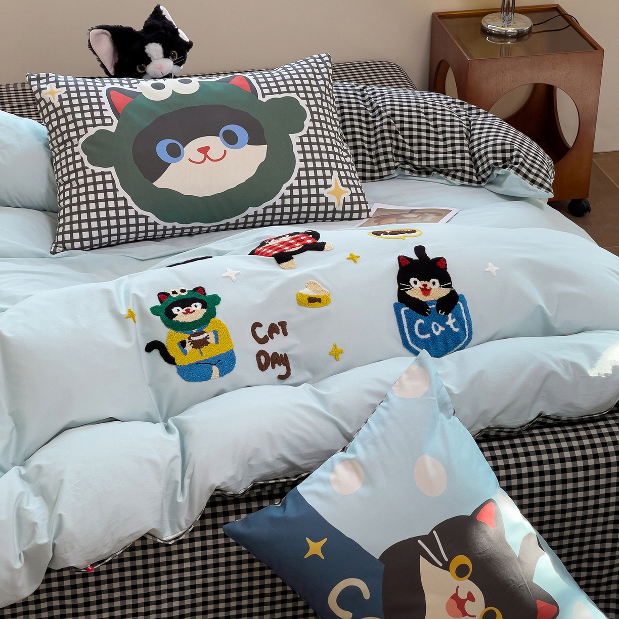 91家纺网 家纺一手货源 找家纺 炫拼家纺 2026新款A类全棉40支水洗棉卡通毛巾绣+枕套大版数码印花纯棉四件套-可萌系列 可萌-欢喜猫