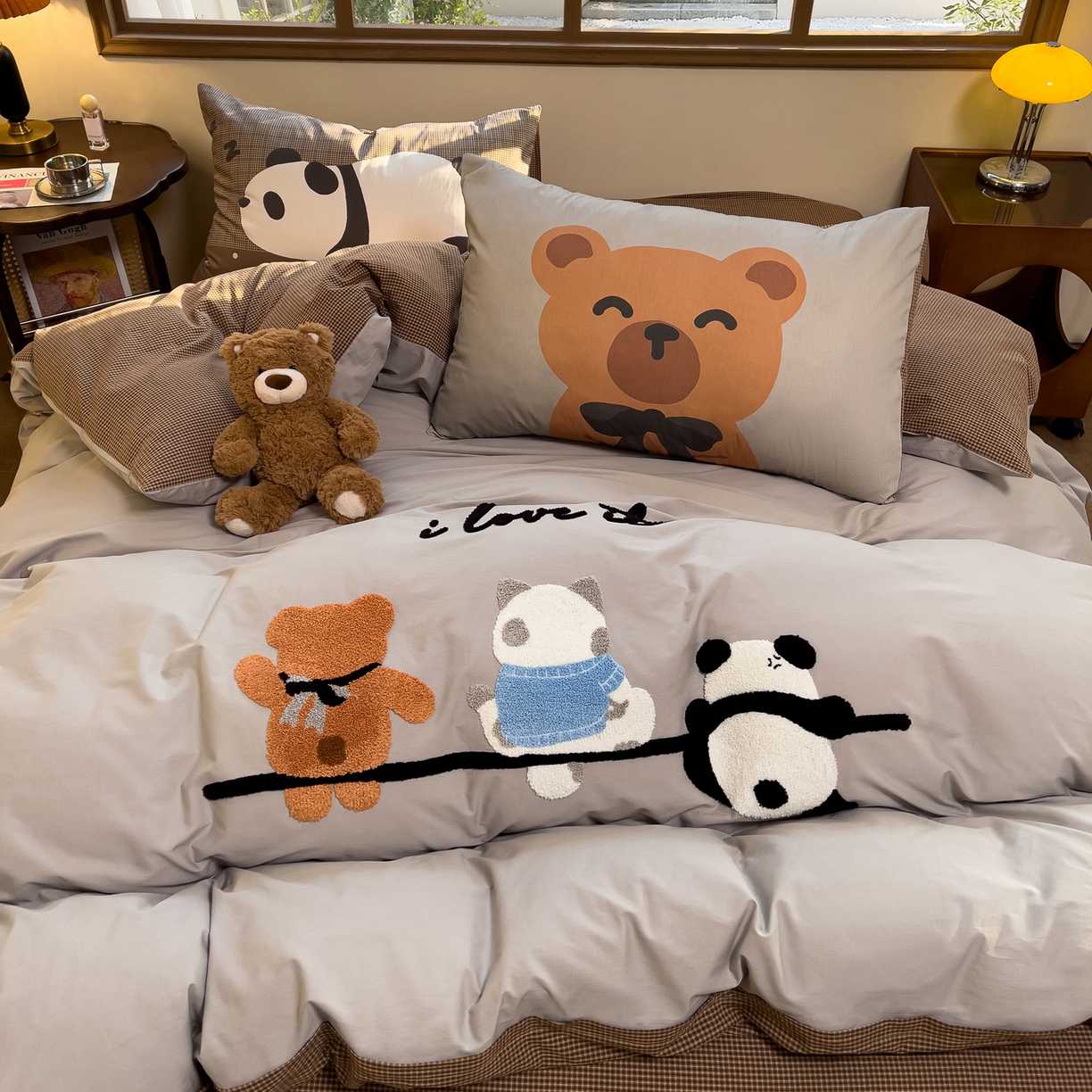 91家纺网 家纺一手货源 找家纺 炫拼家纺 2026新款A类全棉40支水洗棉卡通毛巾绣+枕套大版数码印花纯棉四件套-可萌系列 可萌-在一起