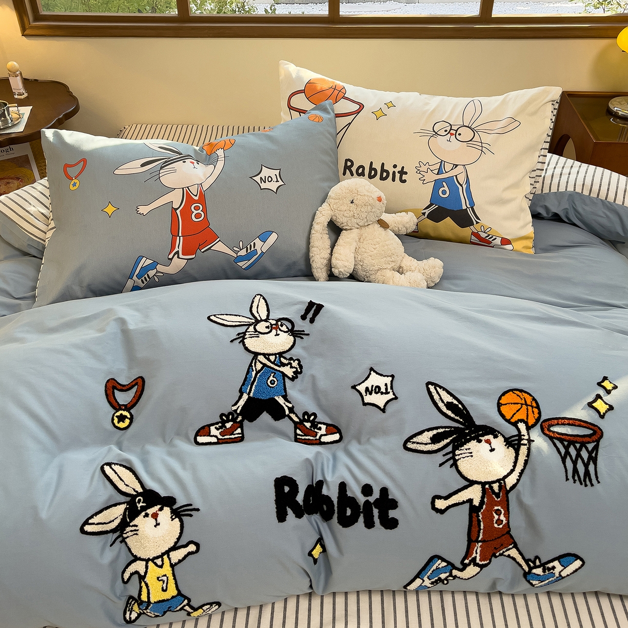 91家纺网 家纺一手货源 找家纺 炫拼家纺 2026新款A类全棉40支水洗棉卡通毛巾绣+枕套大版数码印花纯棉四件套-可萌系列 可萌-潮酷兔