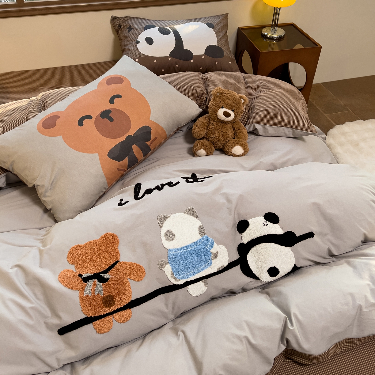 91家纺网 家纺一手货源 找家纺 炫拼家纺 2026新款A类全棉40支水洗棉卡通毛巾绣+枕套大版数码印花纯棉四件套-可萌系列 可萌-在一起