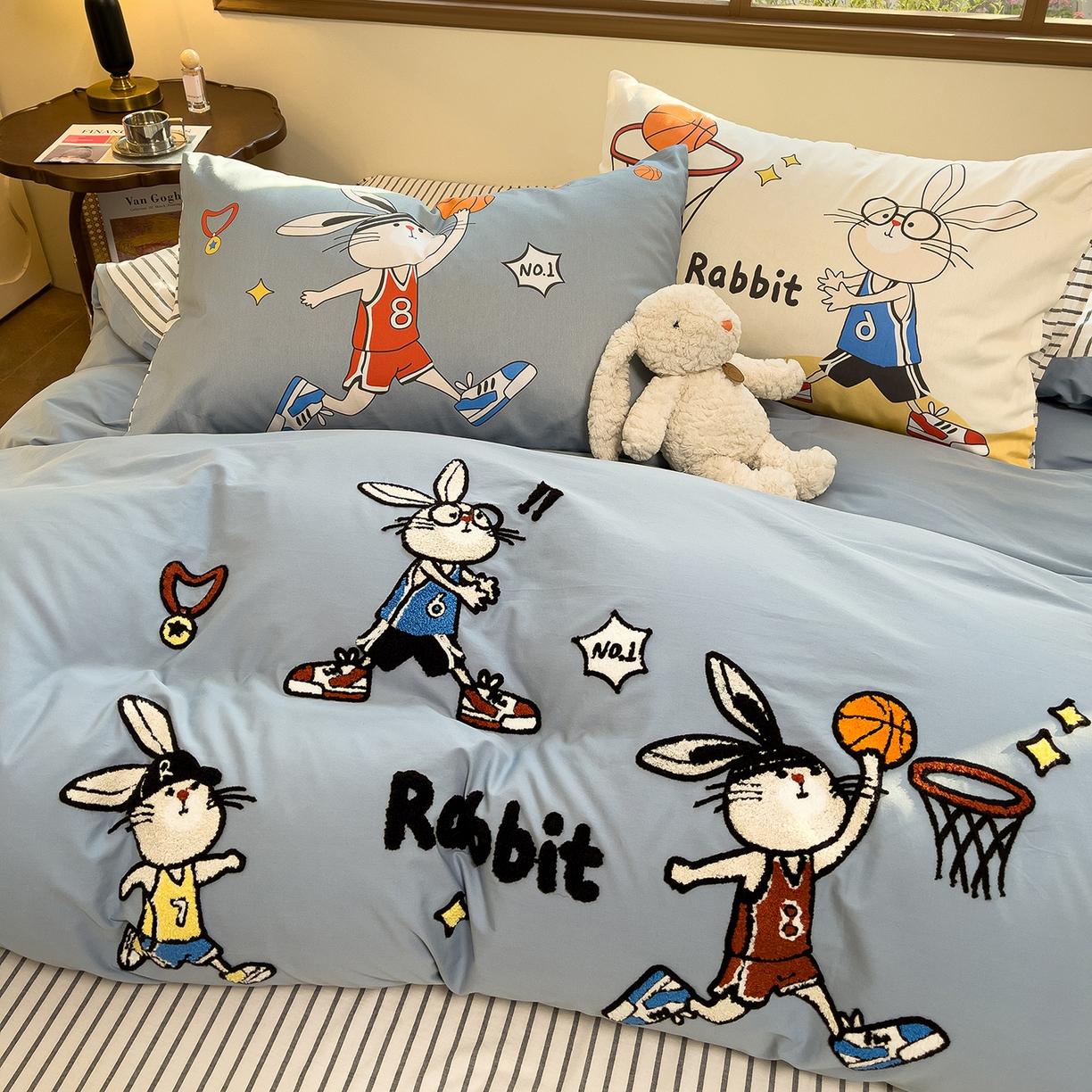 91家纺网 家纺一手货源 找家纺 炫拼家纺 2026新款A类全棉40支水洗棉卡通毛巾绣+枕套大版数码印花纯棉四件套-可萌系列 可萌-潮酷兔