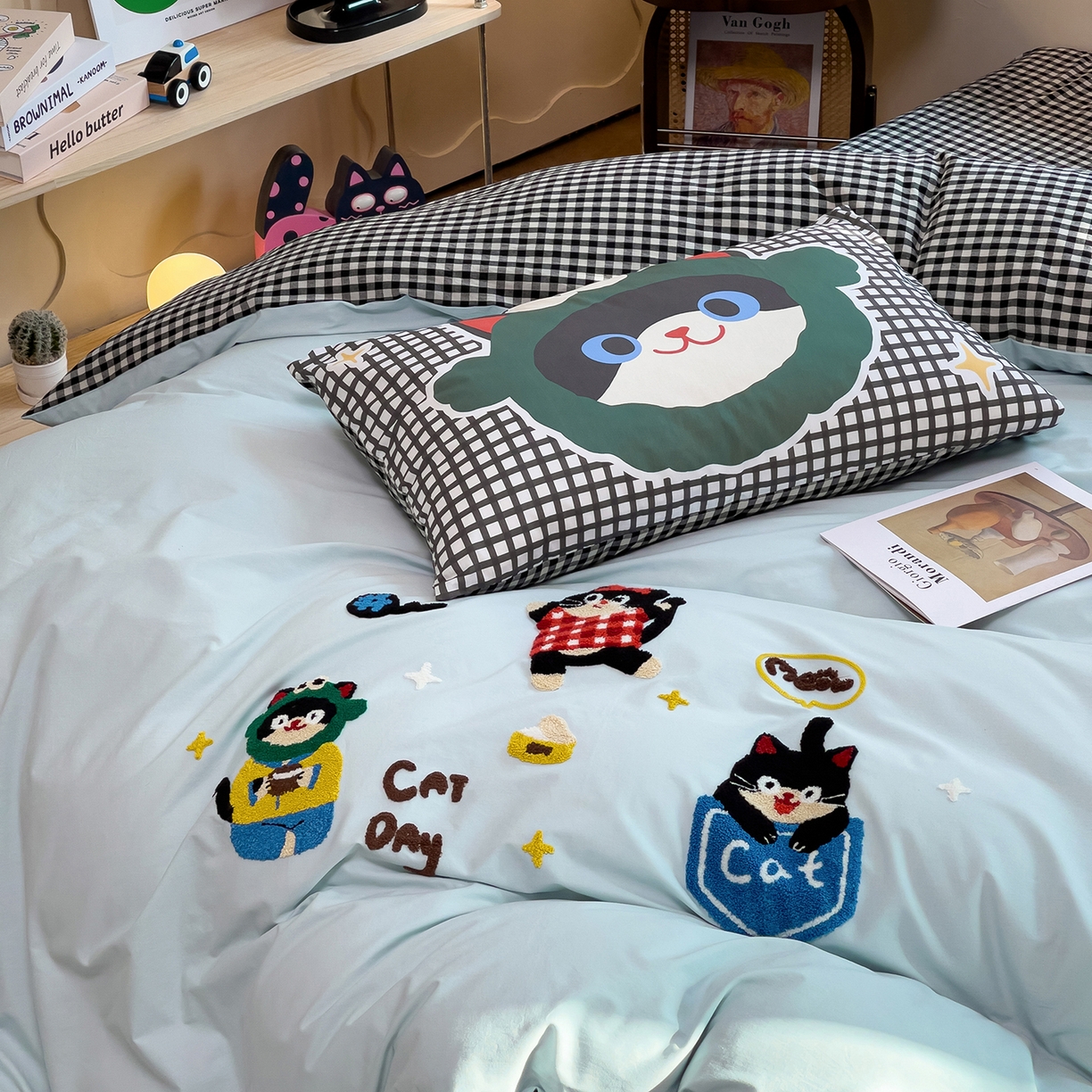 91家纺网 家纺一手货源 找家纺 炫拼家纺 2026新款A类全棉40支水洗棉卡通毛巾绣+枕套大版数码印花纯棉四件套-可萌系列 可萌-欢喜猫