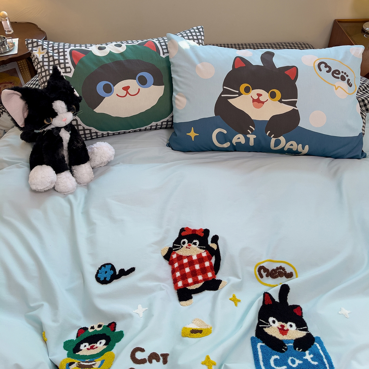 91家纺网 家纺一手货源 找家纺 炫拼家纺 2026新款A类全棉40支水洗棉卡通毛巾绣+枕套大版数码印花纯棉四件套-可萌系列 可萌-欢喜猫