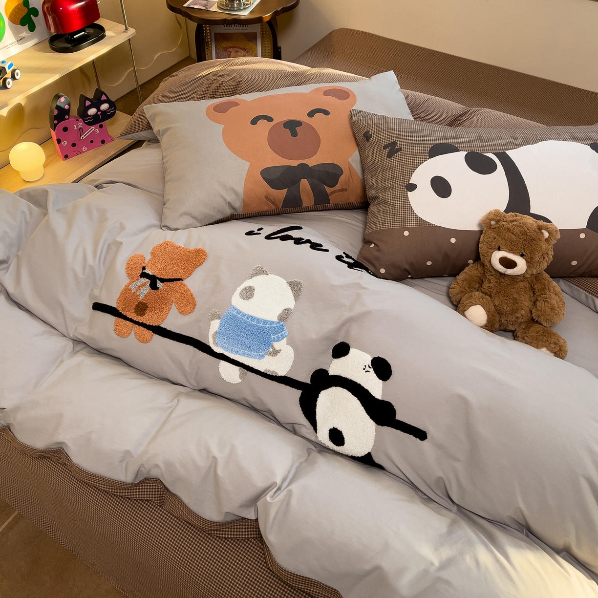 91家纺网 家纺一手货源 找家纺 炫拼家纺 2026新款A类全棉40支水洗棉卡通毛巾绣+枕套大版数码印花纯棉四件套-可萌系列 可萌-在一起