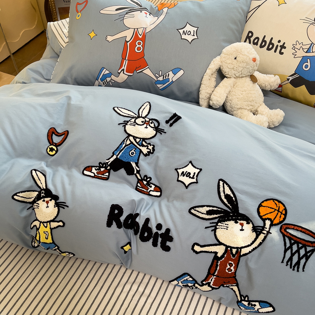 91家纺网 家纺一手货源 找家纺 炫拼家纺 2026新款A类全棉40支水洗棉卡通毛巾绣+枕套大版数码印花纯棉四件套-可萌系列 可萌-潮酷兔