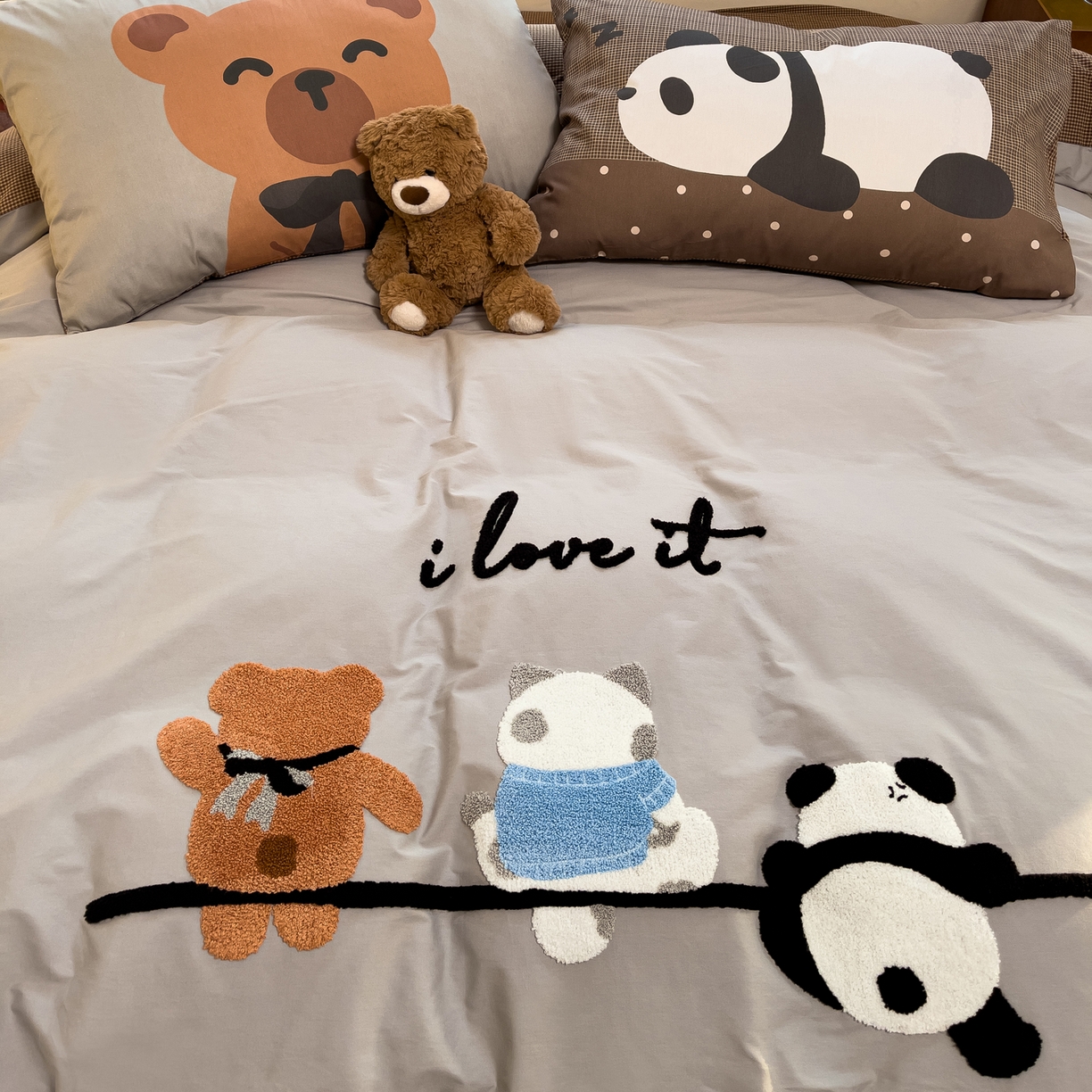 91家纺网 家纺一手货源 找家纺 炫拼家纺 2026新款A类全棉40支水洗棉卡通毛巾绣+枕套大版数码印花纯棉四件套-可萌系列 可萌-在一起