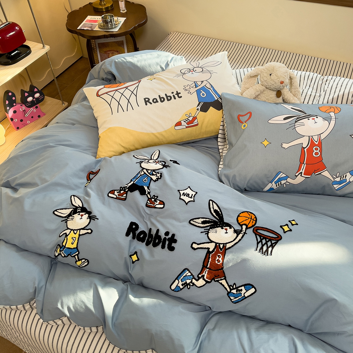 91家纺网 家纺一手货源 找家纺 炫拼家纺 2026新款A类全棉40支水洗棉卡通毛巾绣+枕套大版数码印花纯棉四件套-可萌系列 可萌-潮酷兔