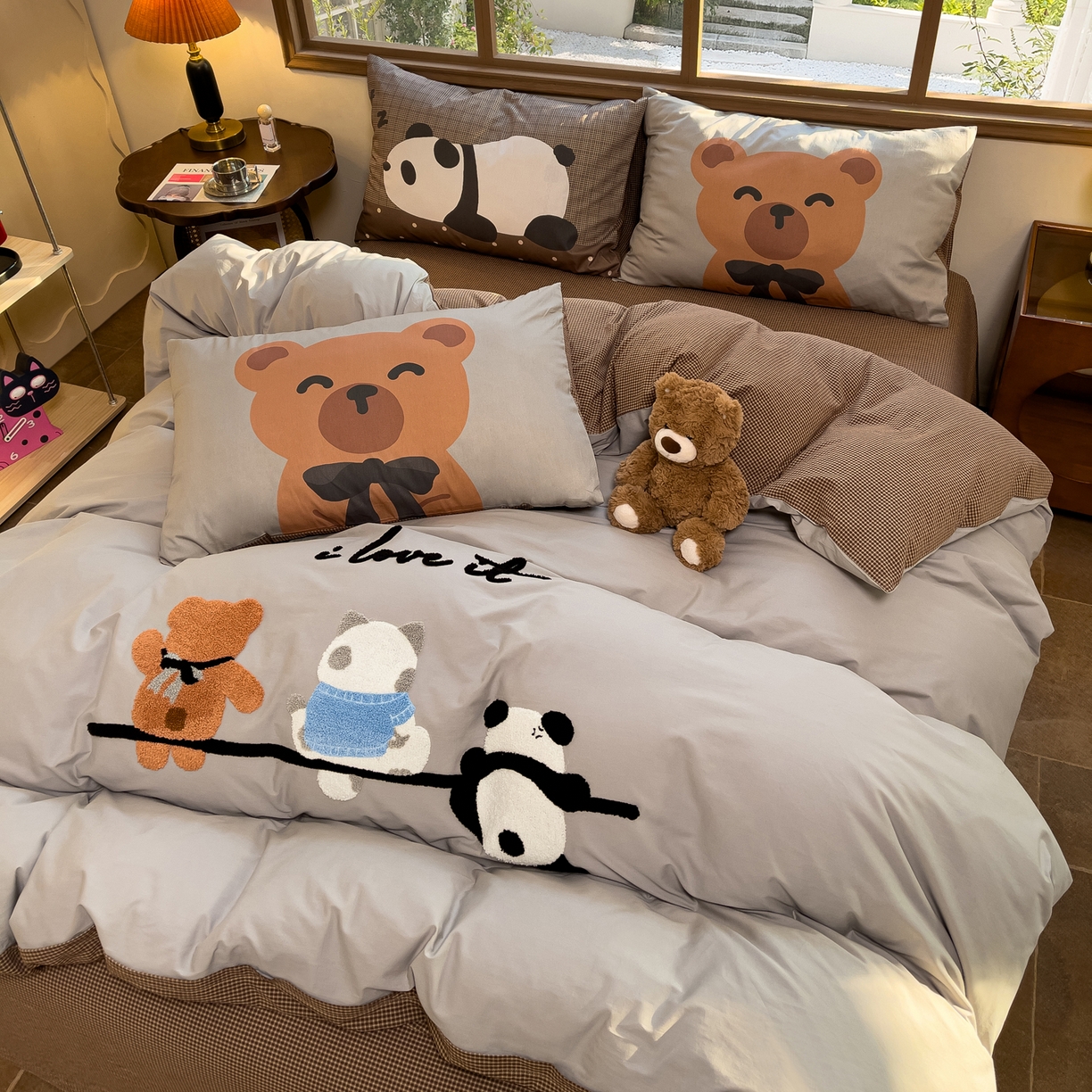 91家纺网 家纺一手货源 找家纺 炫拼家纺 2026新款A类全棉40支水洗棉卡通毛巾绣+枕套大版数码印花纯棉四件套-可萌系列 可萌-在一起