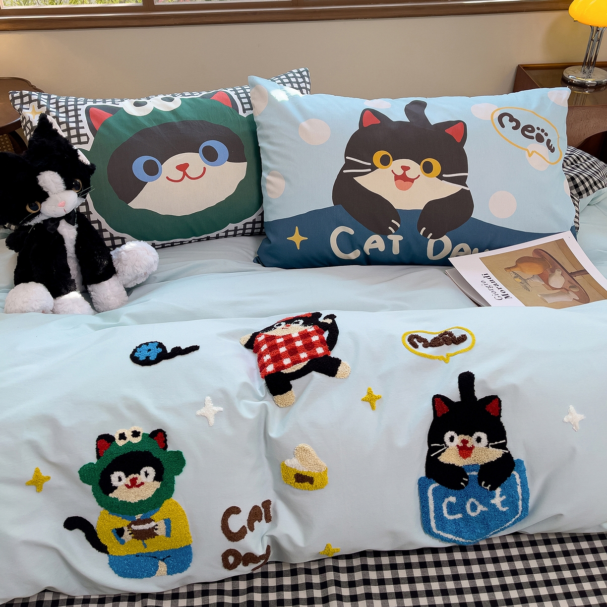 91家纺网 家纺一手货源 找家纺 炫拼家纺 2026新款A类全棉40支水洗棉卡通毛巾绣+枕套大版数码印花纯棉四件套-可萌系列 可萌-欢喜猫