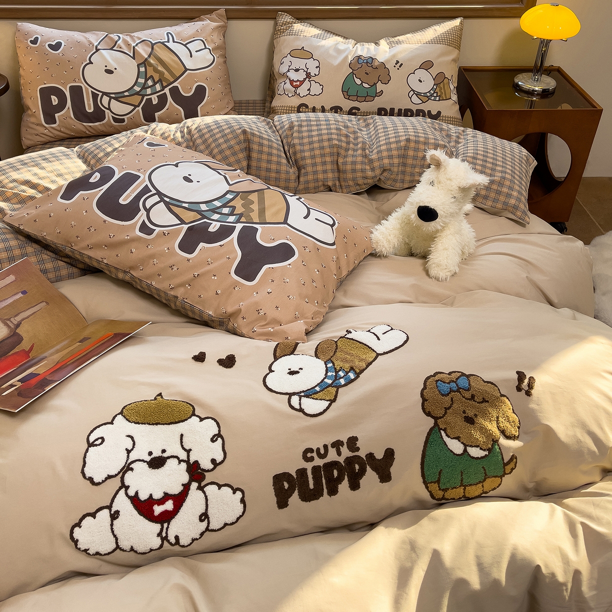 91家纺网 家纺一手货源 找家纺 炫拼家纺 2026新款A类全棉40支水洗棉卡通毛巾绣+枕套大版数码印花纯棉四件套-可萌系列 可萌-萌狗来电