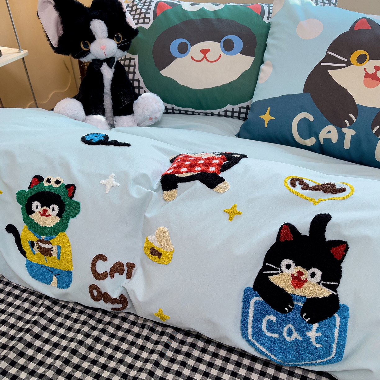 91家纺网 家纺一手货源 找家纺 炫拼家纺 2026新款A类全棉40支水洗棉卡通毛巾绣+枕套大版数码印花纯棉四件套-可萌系列 可萌-欢喜猫