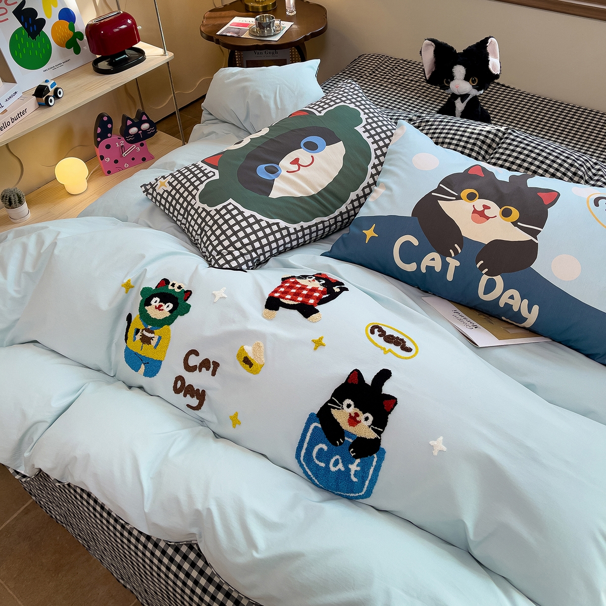 91家纺网 家纺一手货源 找家纺 炫拼家纺 2026新款A类全棉40支水洗棉卡通毛巾绣+枕套大版数码印花纯棉四件套-可萌系列 可萌-欢喜猫