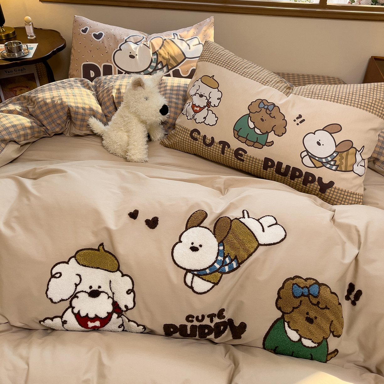 91家纺网 家纺一手货源 找家纺 炫拼家纺 2026新款A类全棉40支水洗棉卡通毛巾绣+枕套大版数码印花纯棉四件套-可萌系列 可萌-萌狗来电