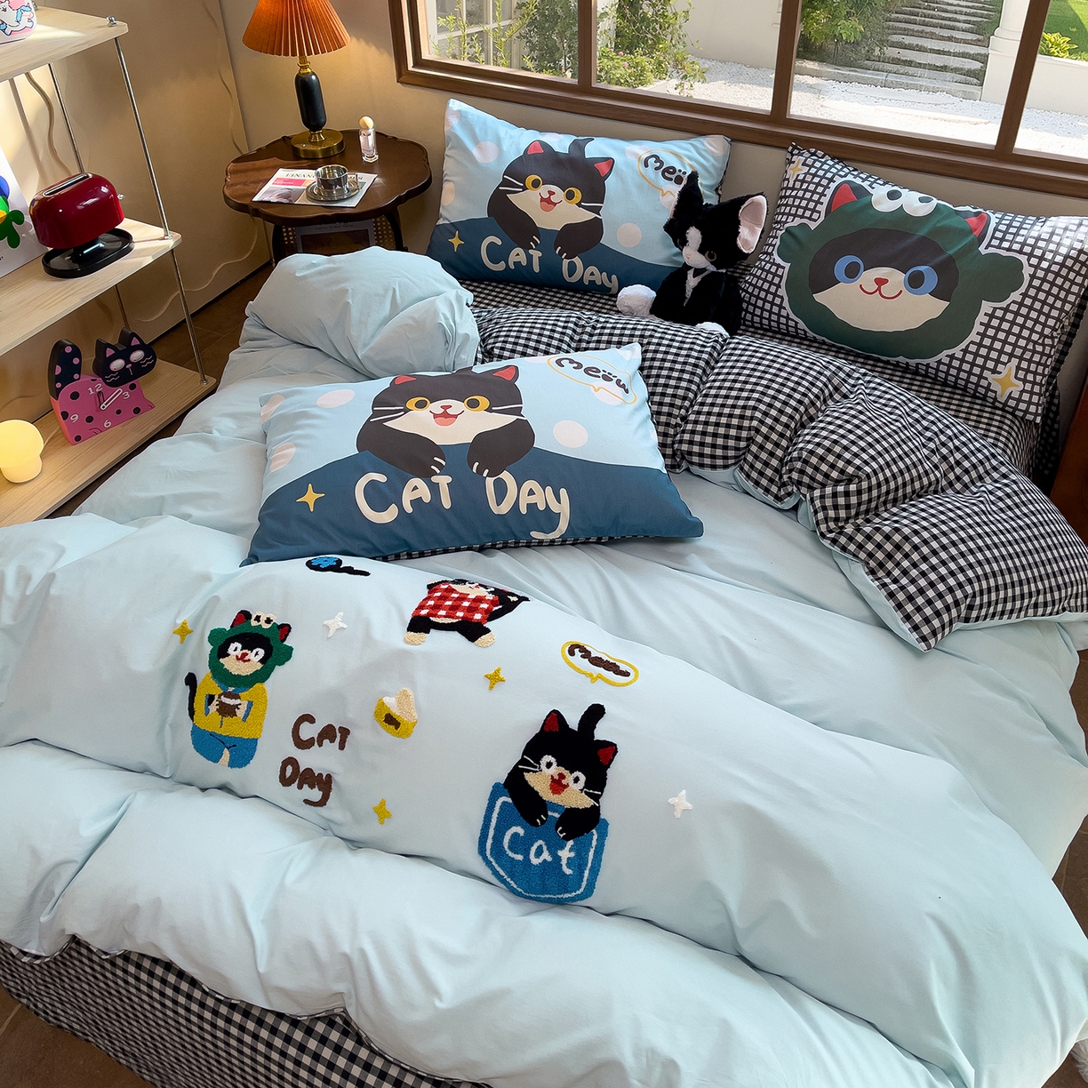 91家纺网 家纺一手货源 找家纺 炫拼家纺 2026新款A类全棉40支水洗棉卡通毛巾绣+枕套大版数码印花纯棉四件套-可萌系列 可萌-欢喜猫