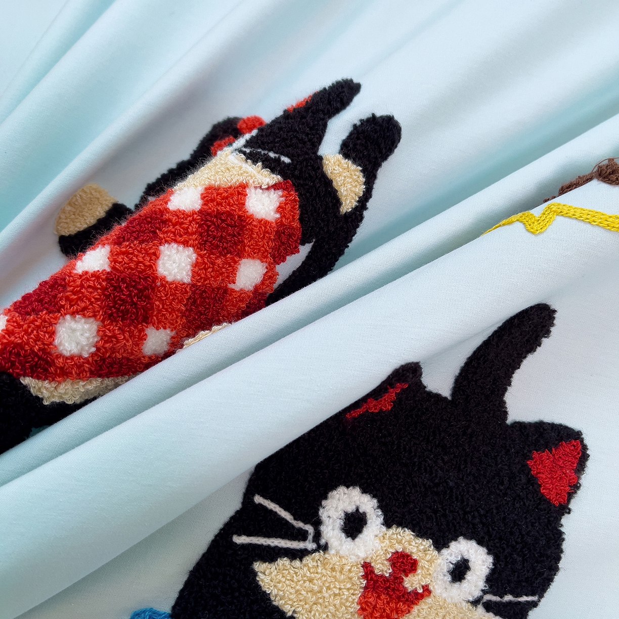 91家纺网 家纺一手货源 找家纺 炫拼家纺 2026新款A类全棉40支水洗棉卡通毛巾绣+枕套大版数码印花纯棉四件套-可萌系列 可萌-欢喜猫