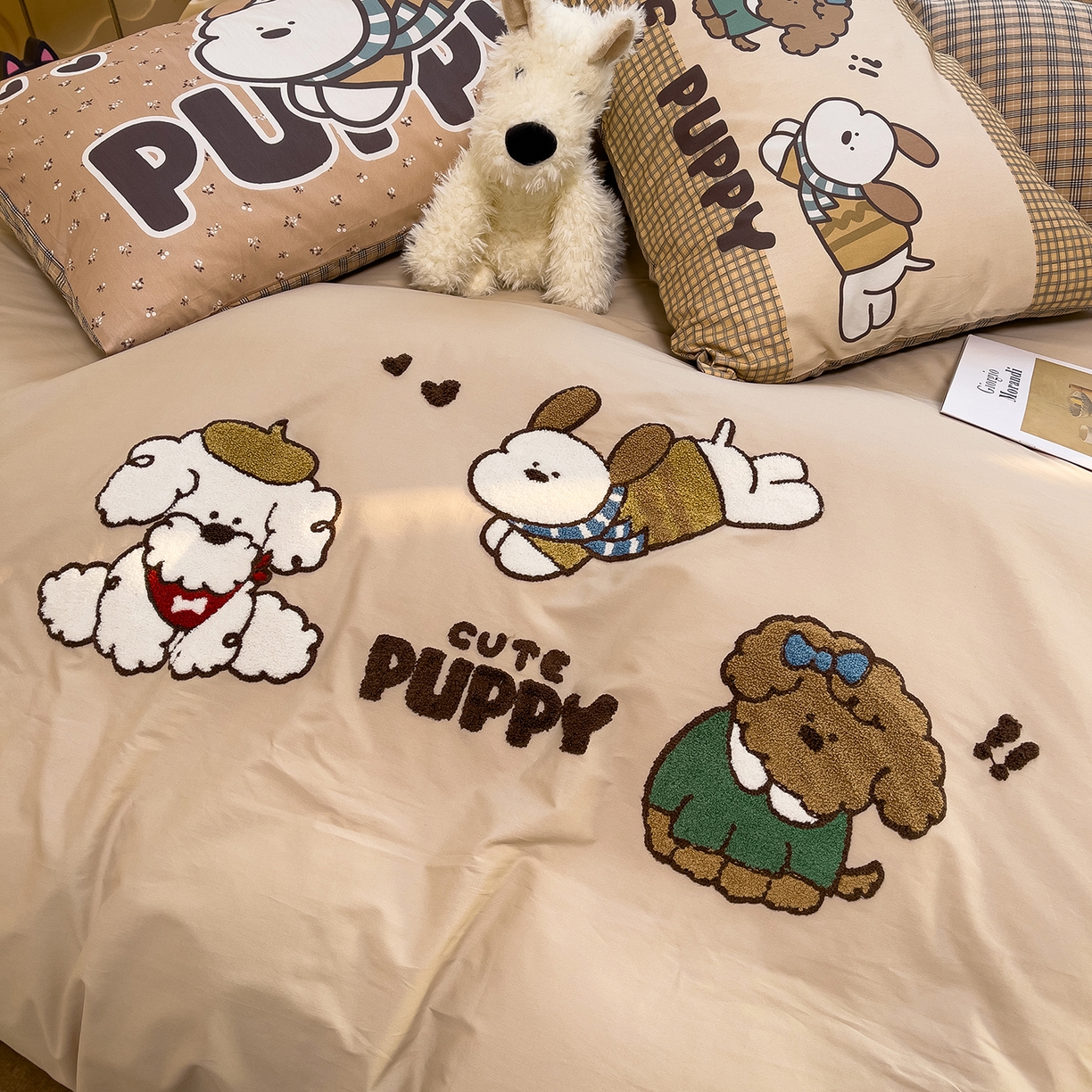 91家纺网 家纺一手货源 找家纺 炫拼家纺 2026新款A类全棉40支水洗棉卡通毛巾绣+枕套大版数码印花纯棉四件套-可萌系列 可萌-萌狗来电