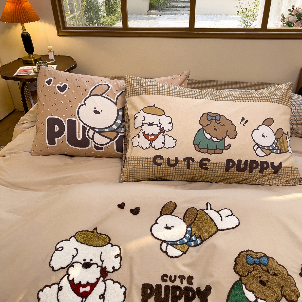 91家纺网 家纺一手货源 找家纺 炫拼家纺 2026新款A类全棉40支水洗棉卡通毛巾绣+枕套大版数码印花纯棉四件套-可萌系列 可萌-萌狗来电