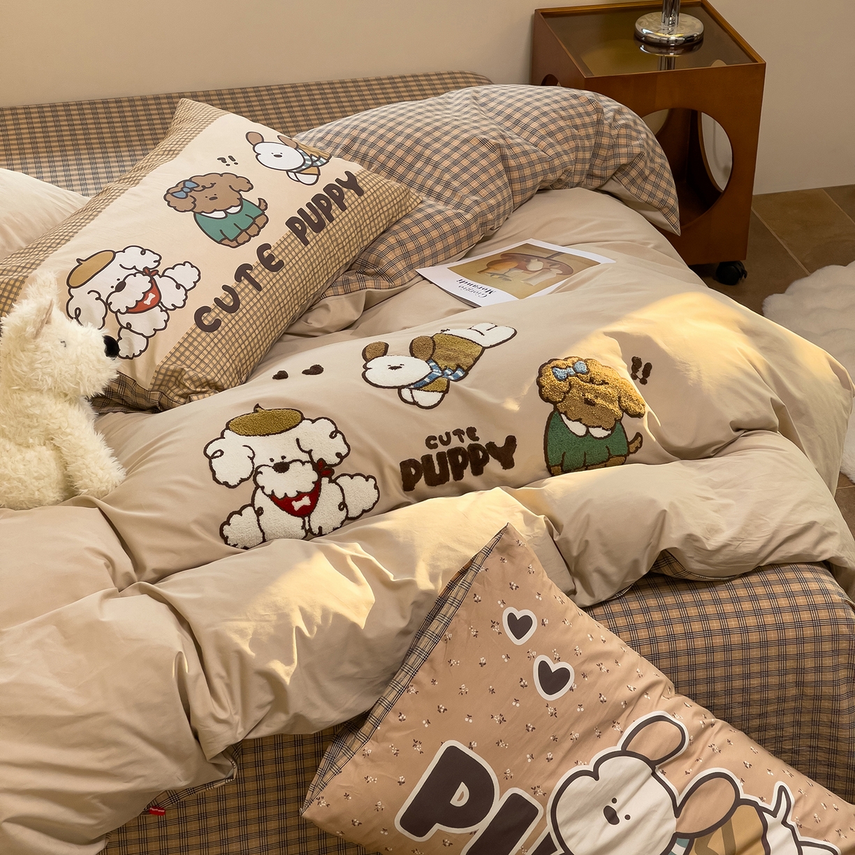 91家纺网 家纺一手货源 找家纺 炫拼家纺 2026新款A类全棉40支水洗棉卡通毛巾绣+枕套大版数码印花纯棉四件套-可萌系列 可萌-萌狗来电