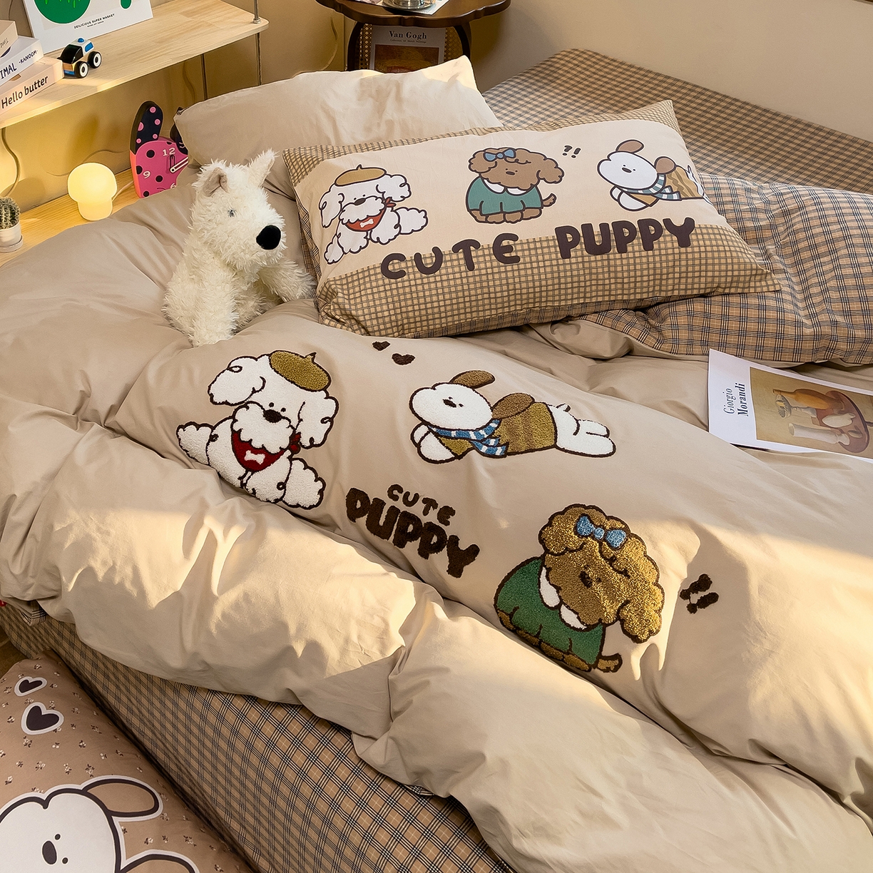 91家纺网 家纺一手货源 找家纺 炫拼家纺 2026新款A类全棉40支水洗棉卡通毛巾绣+枕套大版数码印花纯棉四件套-可萌系列 可萌-萌狗来电