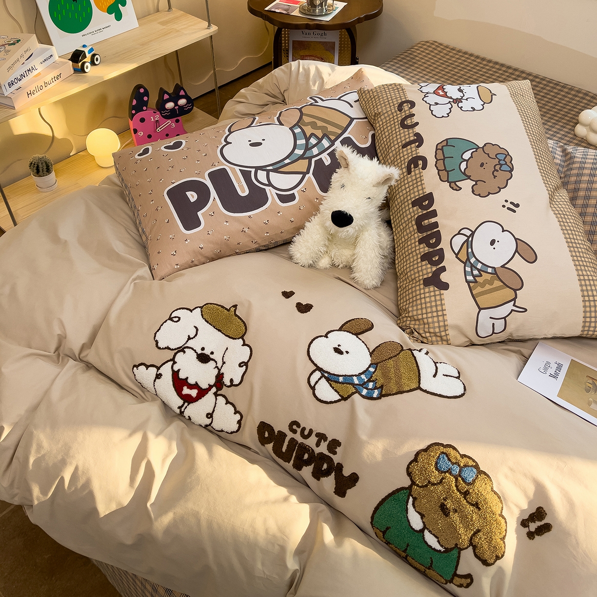 91家纺网 家纺一手货源 找家纺 炫拼家纺 2026新款A类全棉40支水洗棉卡通毛巾绣+枕套大版数码印花纯棉四件套-可萌系列 可萌-萌狗来电