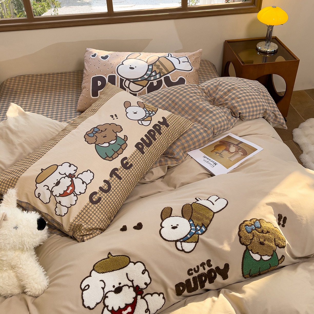 91家纺网 家纺一手货源 找家纺 炫拼家纺 2026新款A类全棉40支水洗棉卡通毛巾绣+枕套大版数码印花纯棉四件套-可萌系列 可萌-萌狗来电