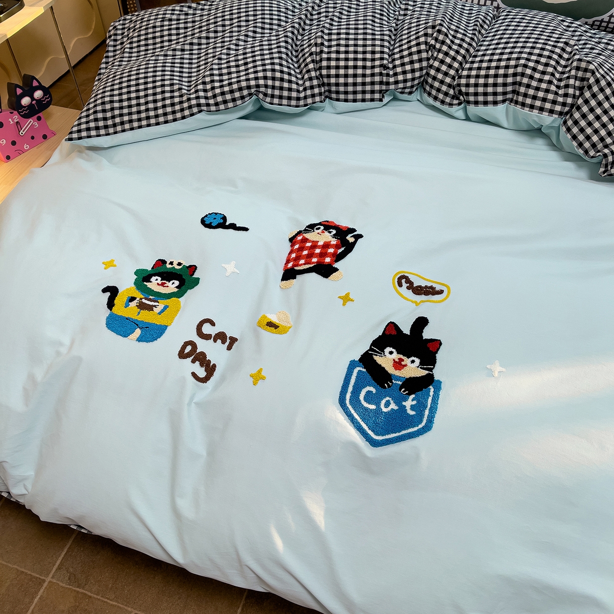 91家纺网 家纺一手货源 找家纺 炫拼家纺 2026新款A类全棉40支水洗棉卡通毛巾绣+枕套大版数码印花纯棉四件套-可萌系列 可萌-欢喜猫