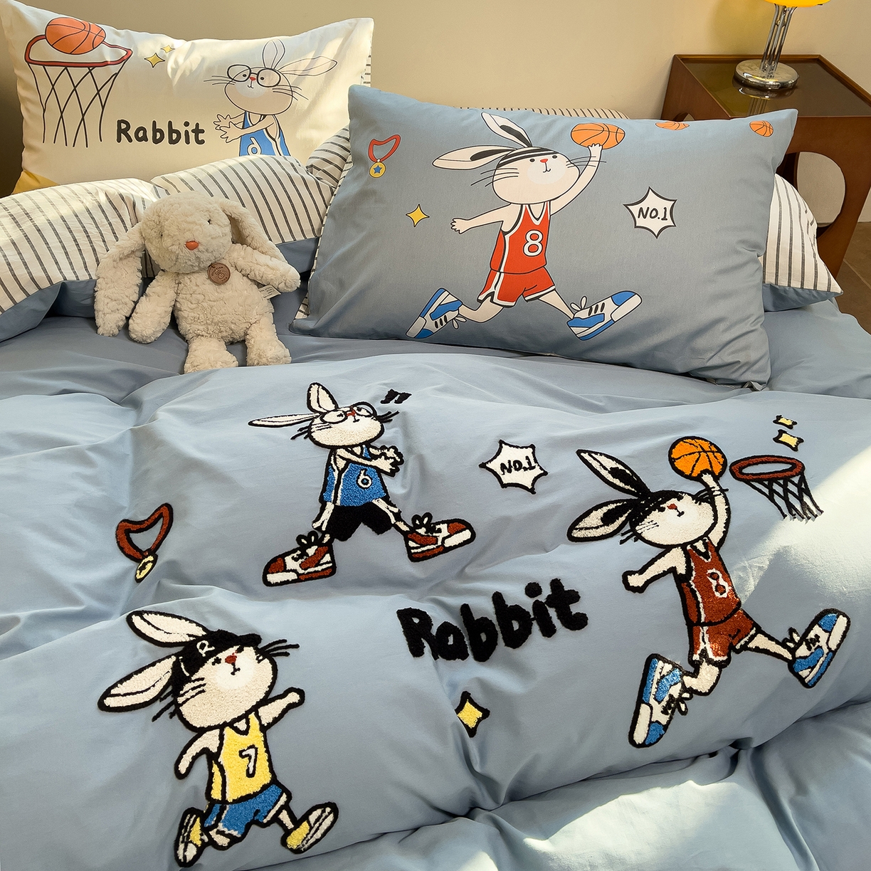 91家纺网 家纺一手货源 找家纺 炫拼家纺 2026新款A类全棉40支水洗棉卡通毛巾绣+枕套大版数码印花纯棉四件套-可萌系列 可萌-潮酷兔